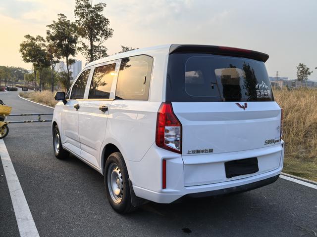 Wuling Hongguang PLUS