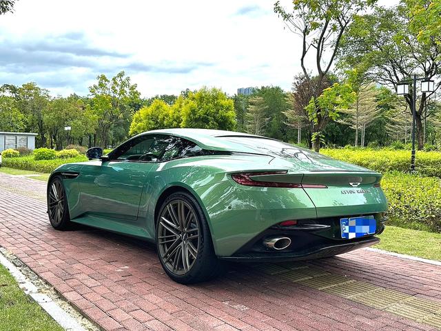 Aston Martin DB12