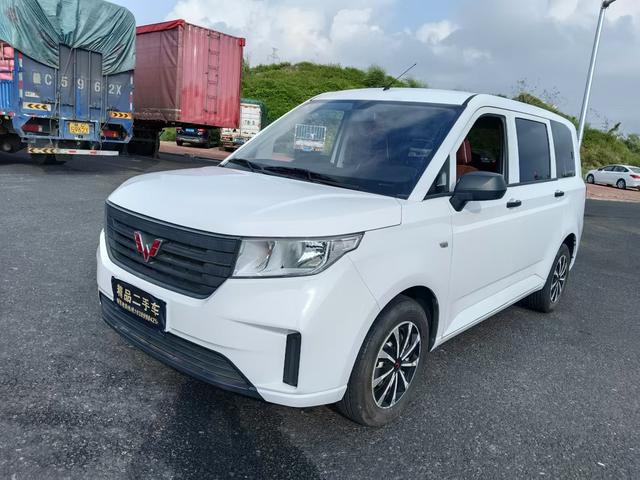 Wuling Hongguang PLUS