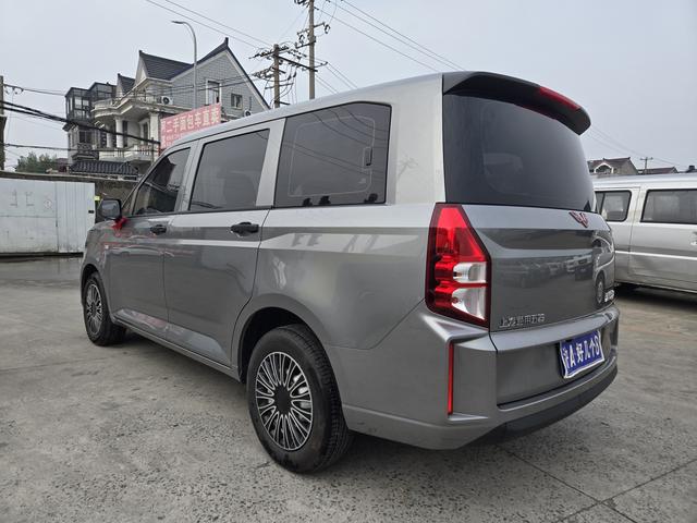 Wuling Hongguang PLUS