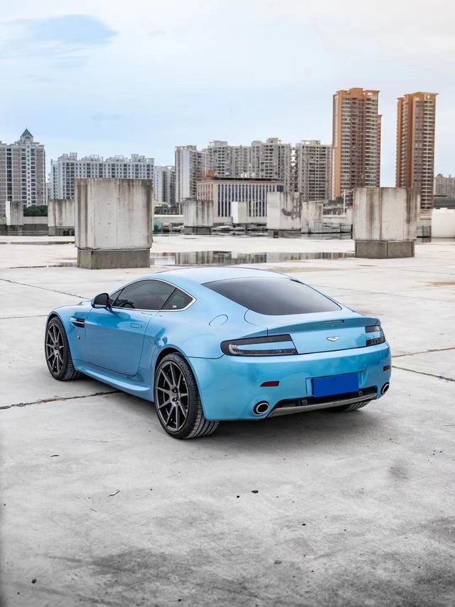 Aston Martin Vantage