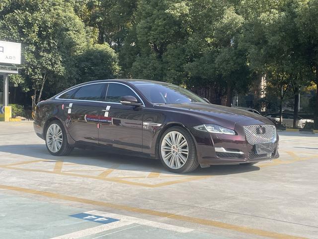 Jaguar XJ