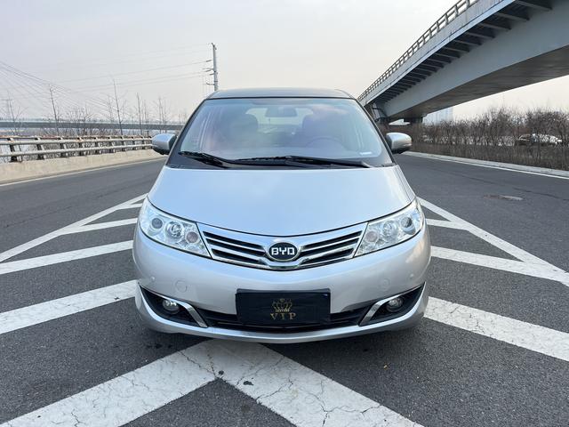 BYD M6