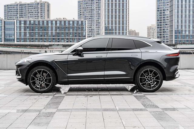 Aston Martin DBX