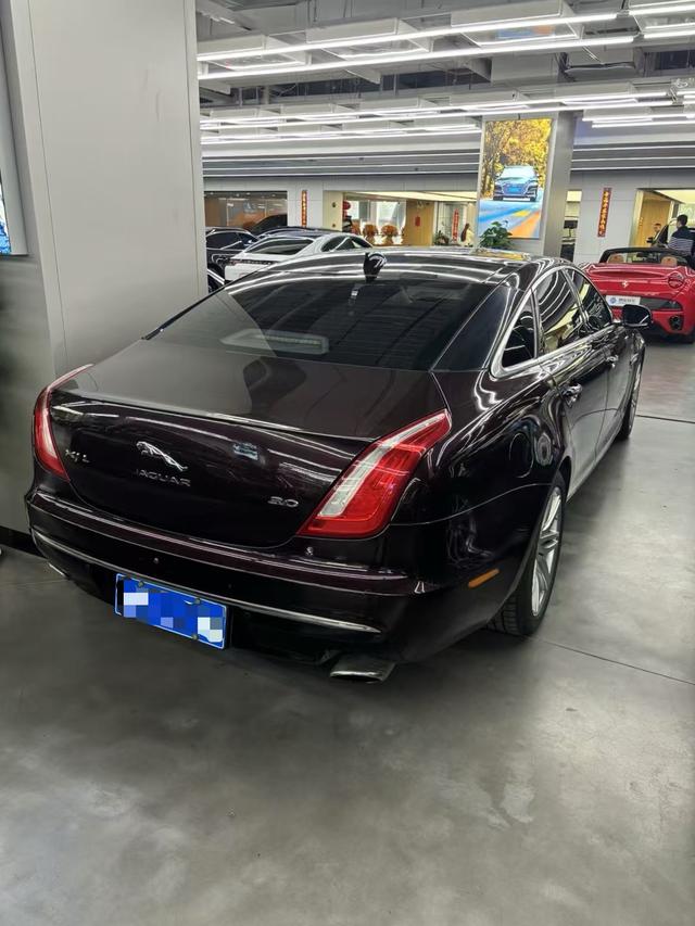 Jaguar XJ