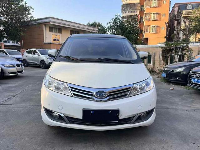 BYD M6