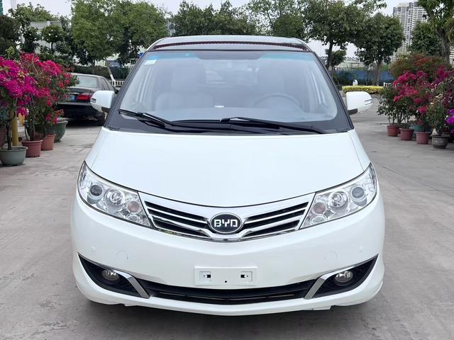 BYD M6