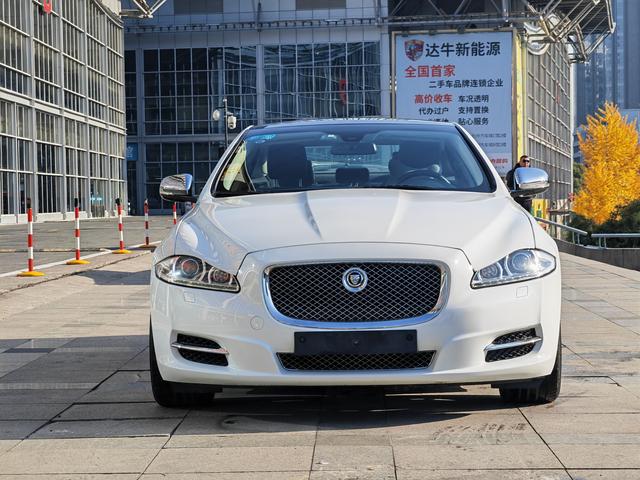 Jaguar XJ