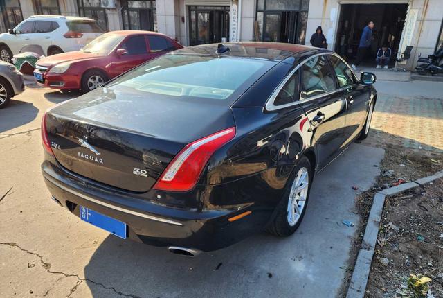 Jaguar XJ