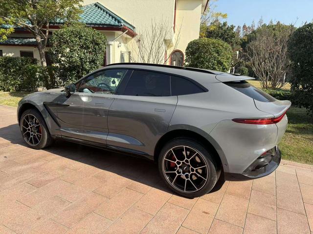 Aston Martin DBX