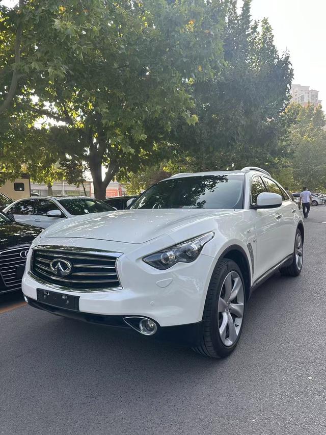 Infiniti QX70