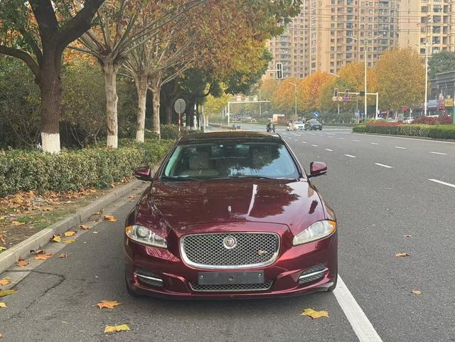 Jaguar XJ