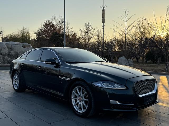 Jaguar XJ