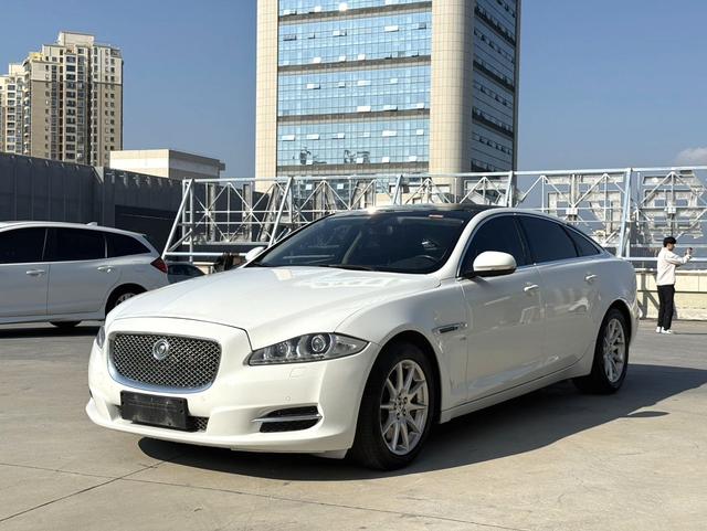 Jaguar XJ