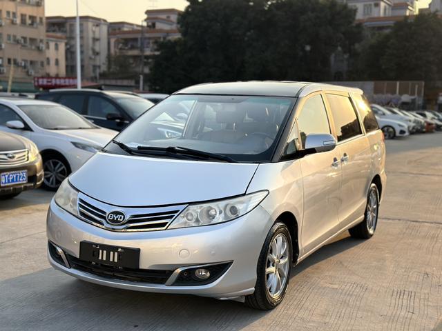 BYD M6