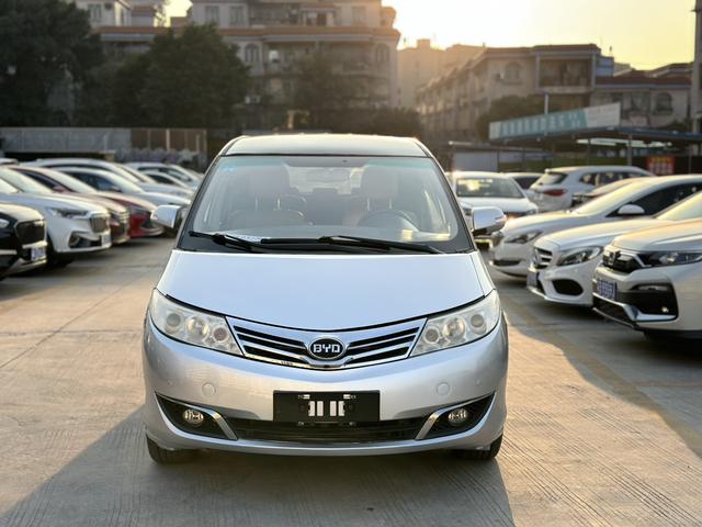 BYD M6