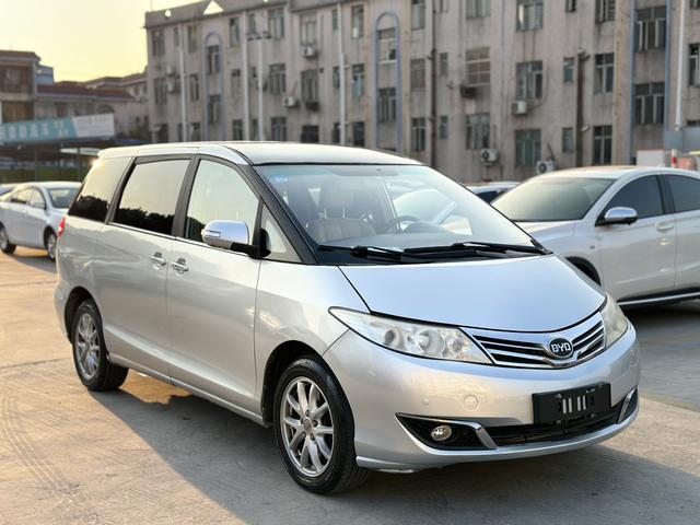 BYD M6