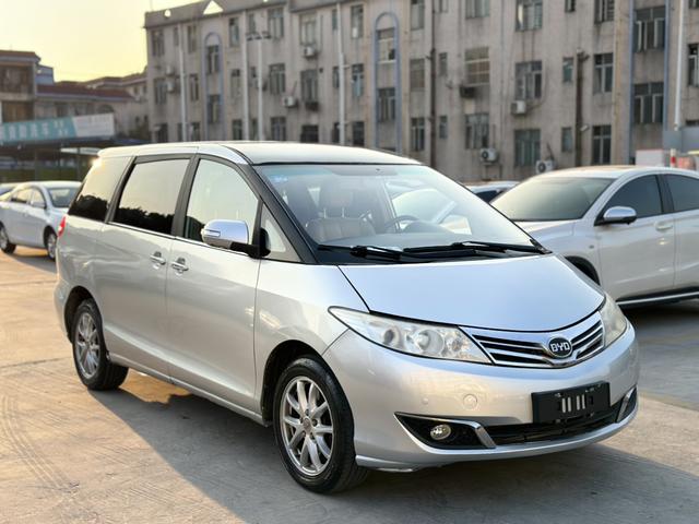 BYD M6