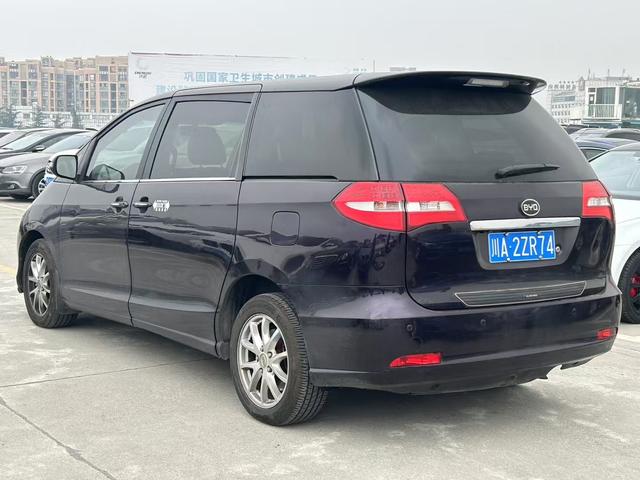 BYD M6