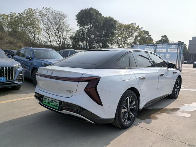 Hongqi EH7