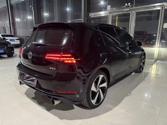 Volkswagen Golf GTI