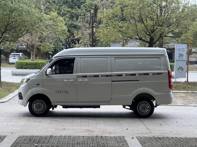 SRM Xinyuan Hiace EV