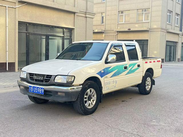 Isuzu pickup truck