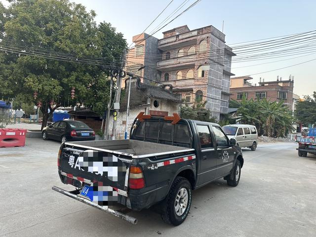 Isuzu pickup truck