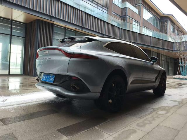 Aston Martin DBX