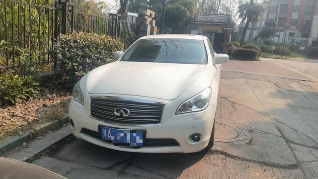 Infiniti Q70