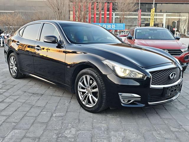 Infiniti Q70