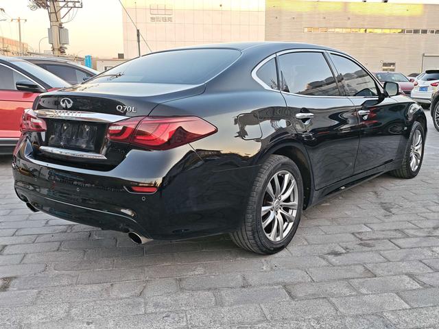 Infiniti Q70