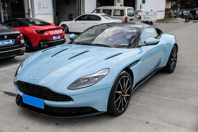 Aston Martin DB11