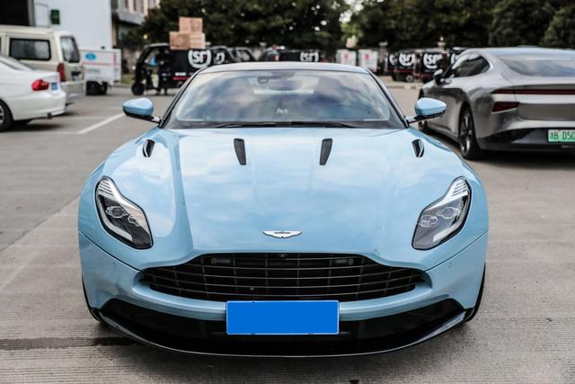 Aston Martin DB11