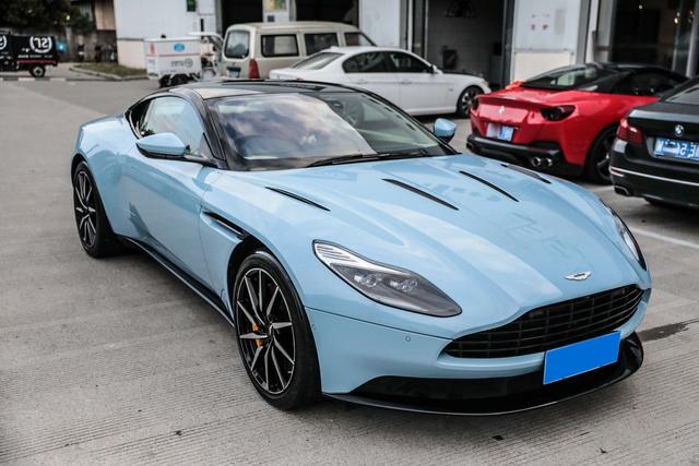 Aston Martin DB11