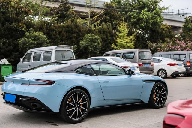 Aston Martin DB11