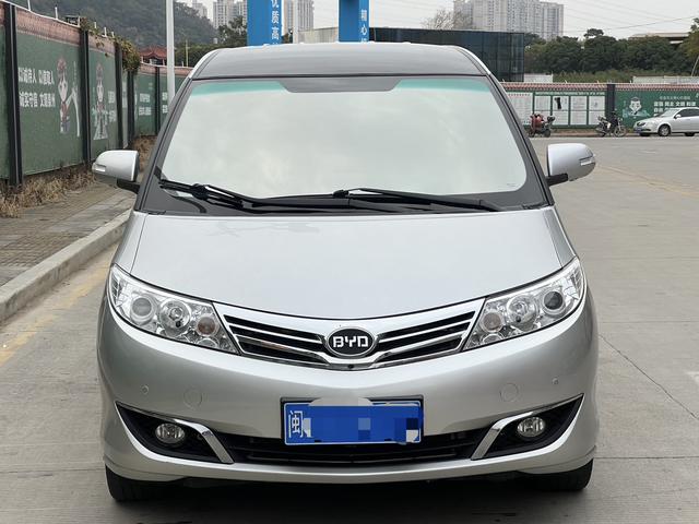 BYD M6