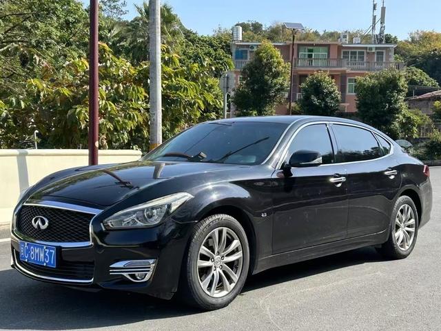 Infiniti Q70