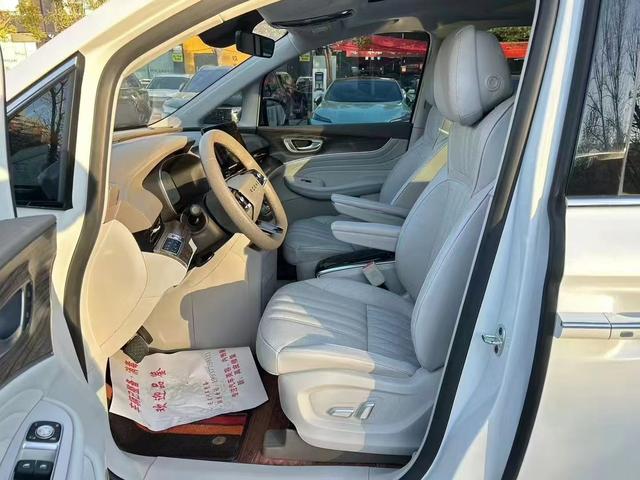 Roewe iMAX8 EV