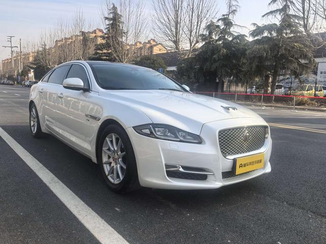 Jaguar XJ