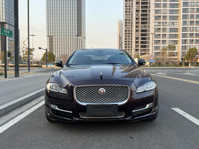 Jaguar XJ