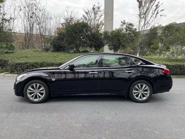 Infiniti Q70