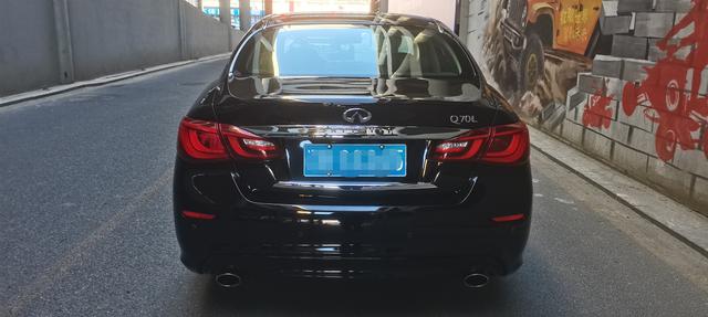 Infiniti Q70