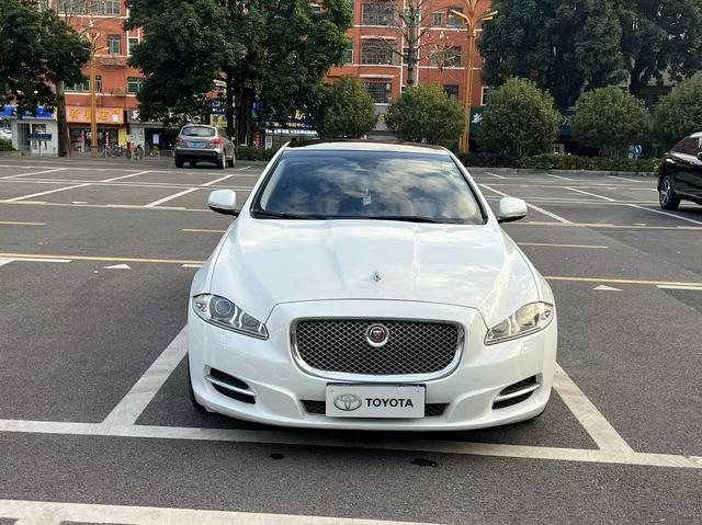 Jaguar XJ