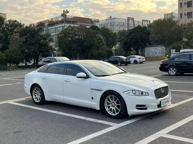 Jaguar XJ