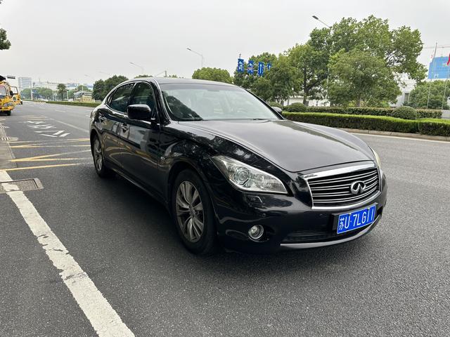 Infiniti Q70