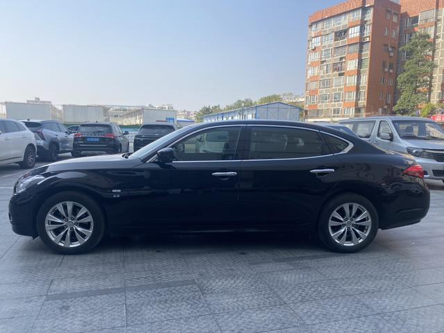 Infiniti Q70