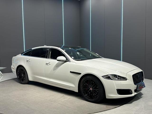 Jaguar XJ