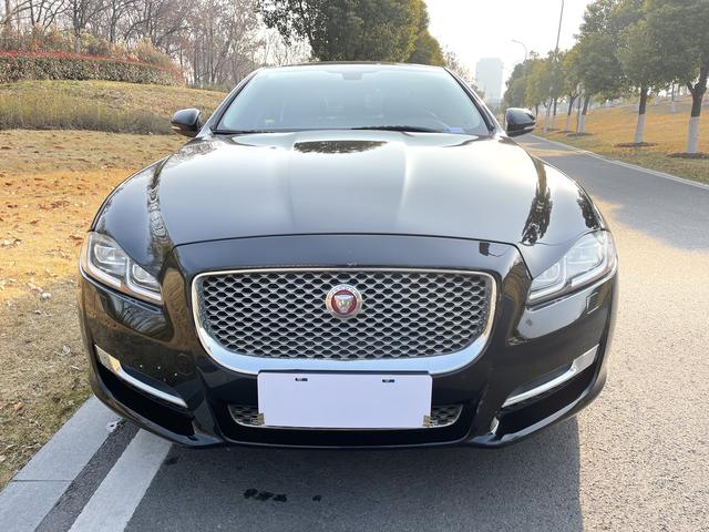 Jaguar XJ