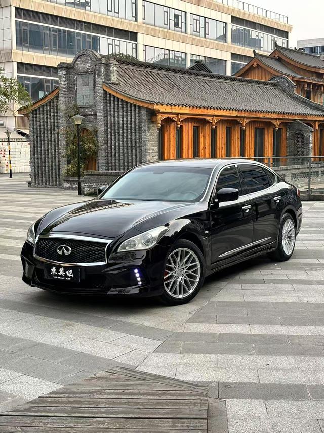 Infiniti Q70